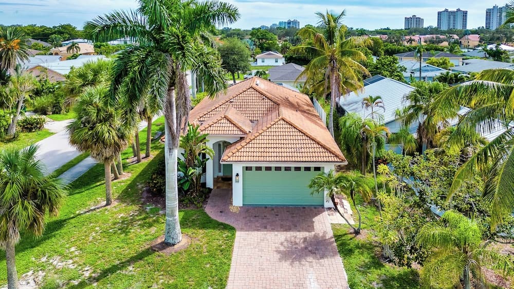Neapolitan - Newly Renovated 3-BR Luxury Home with Private Pool. Enjoy a Fully Equipped Kitchen and Free Wi-Fi