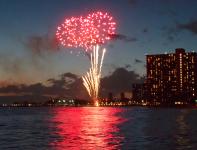 Waikiki thingtodo: Watch the Fireworks at Waikiki Beach